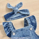 Close-up da faixa de cabelo jeans com nó decorativo, combinando com o body jardineira.