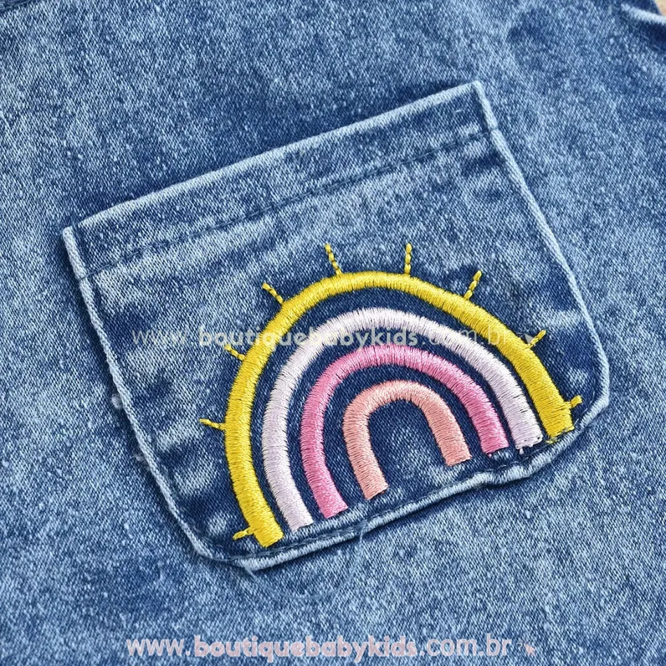 Detalhe dos babados franzidos na parte de trás do body jardineira, trazendo um toque charmoso e delicado.