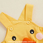 Detalhe das alças com botões da jardineira bebê temática de patinho, com costura reforçada – Boutique Baby Kids.