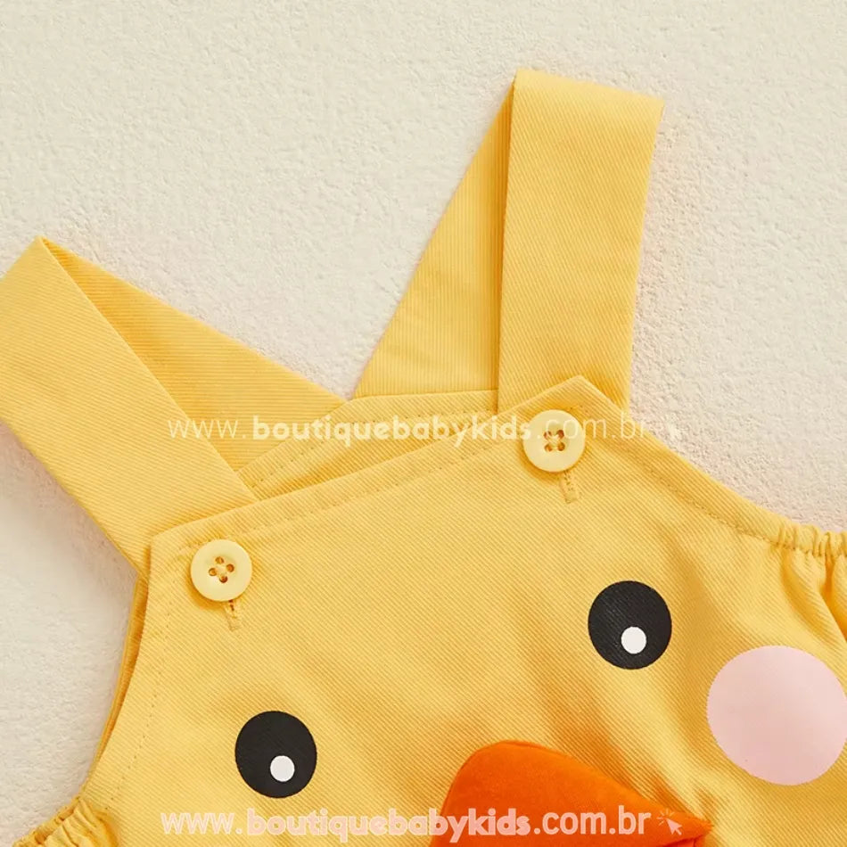 Detalhe das alças com botões da jardineira bebê temática de patinho, com costura reforçada – Boutique Baby Kids.