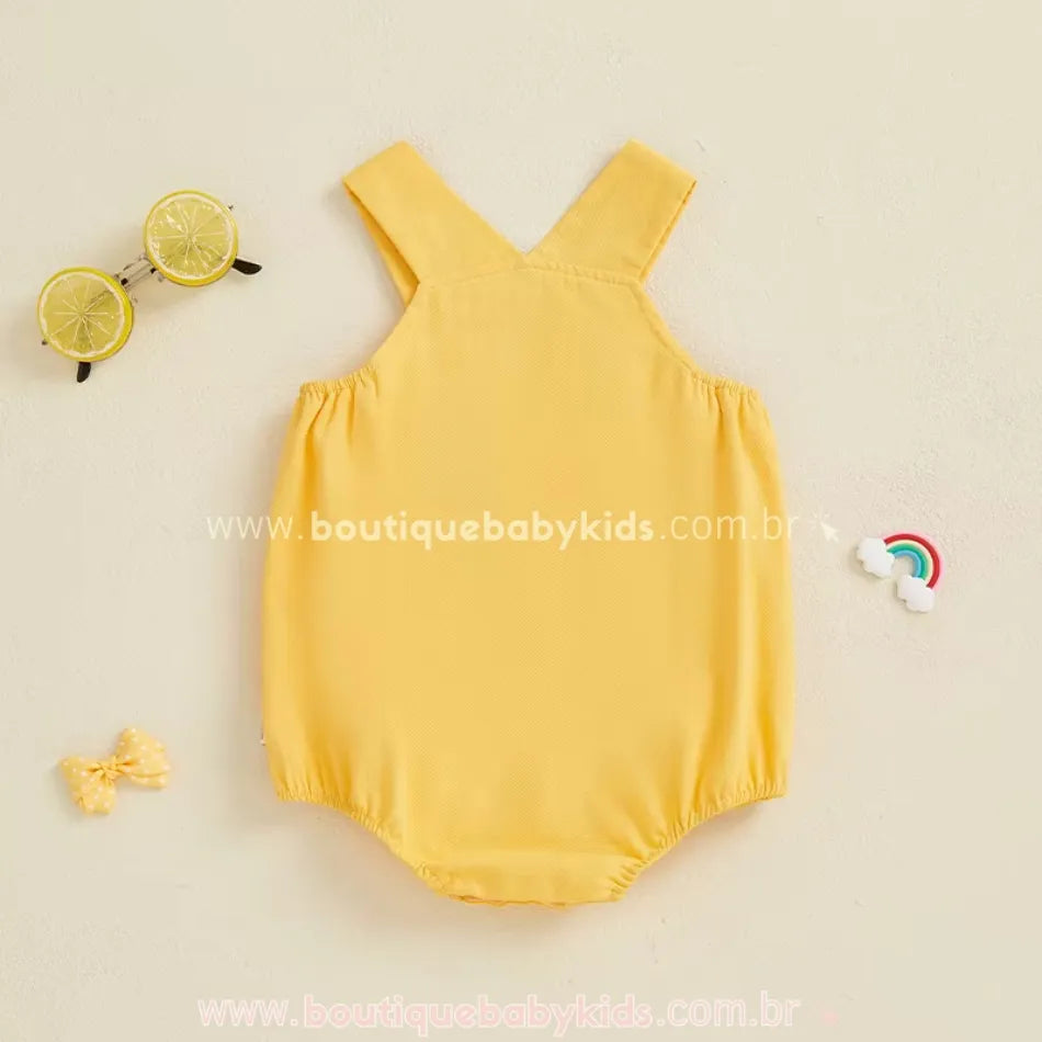 Vista traseira do body bebê jardineira temática patinho, com elástico nas costas e acabamento confortável – Boutique Baby Kids.