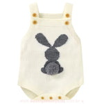 Body bebê jardineira de tricot na cor branco, com um coelhinho branco na parte traseira e rabinho de pompom, alças com botões ajustáveis. 
