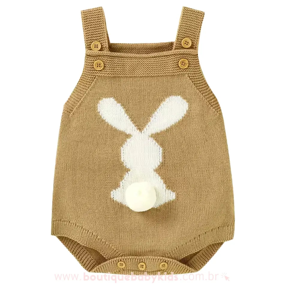 Body bebê jardineira de tricot na cor caramelo, com um coelhinho branco na parte traseira e rabinho de pompom, alças com botões ajustáveis. #caramelo