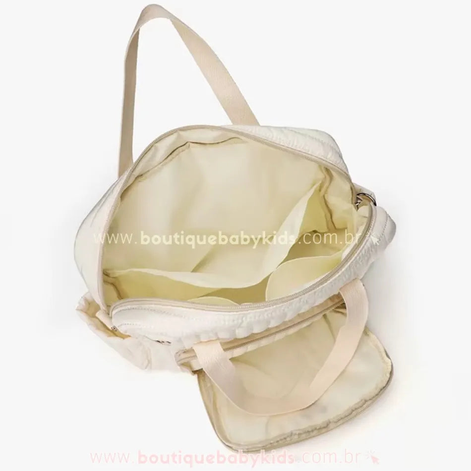 Interior da bolsa maternidade Delicadeza Floral, exibindo amplo espaço interno, bolsos organizadores e acabamento acolchoado em tom neutro.