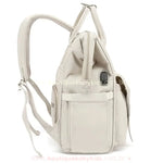 Visão lateral da bolsa mochila maternidade elegance, destacando os bolsos externos e a porta USB embutida para carregamento de dispositivos.