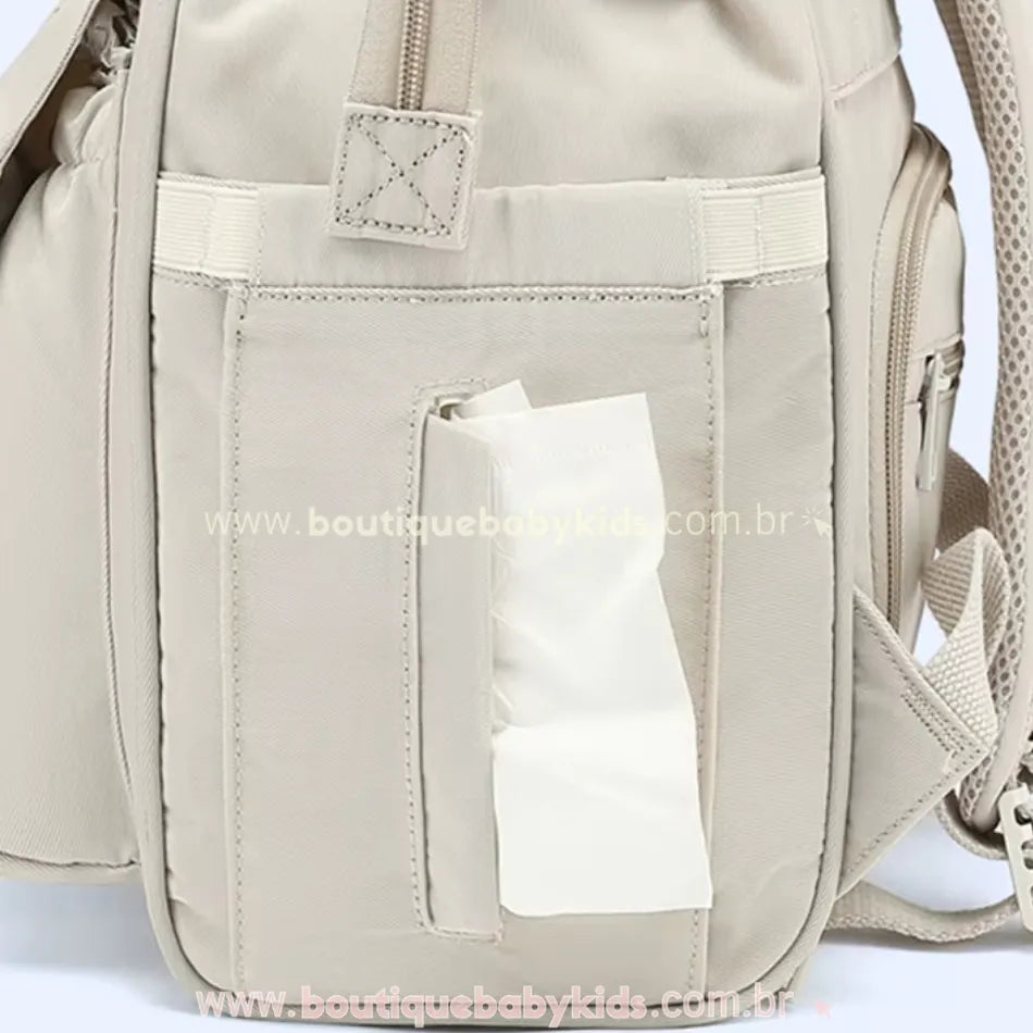 Bolso lateral com abertura especial para lenços umedecidos, proporcionando praticidade no dia a dia.