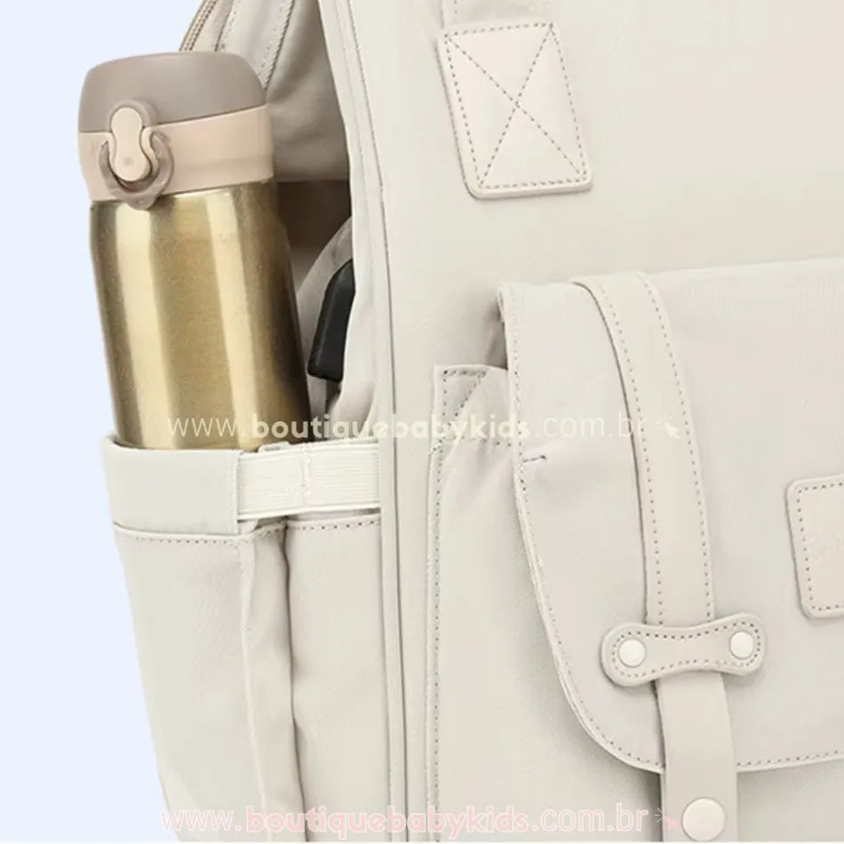 Bolso lateral com suporte elástico, acomodando uma garrafa térmica.