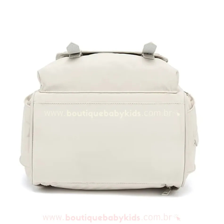 Parte inferior da bolsa, mostrando sua base estruturada para melhor sustentação.