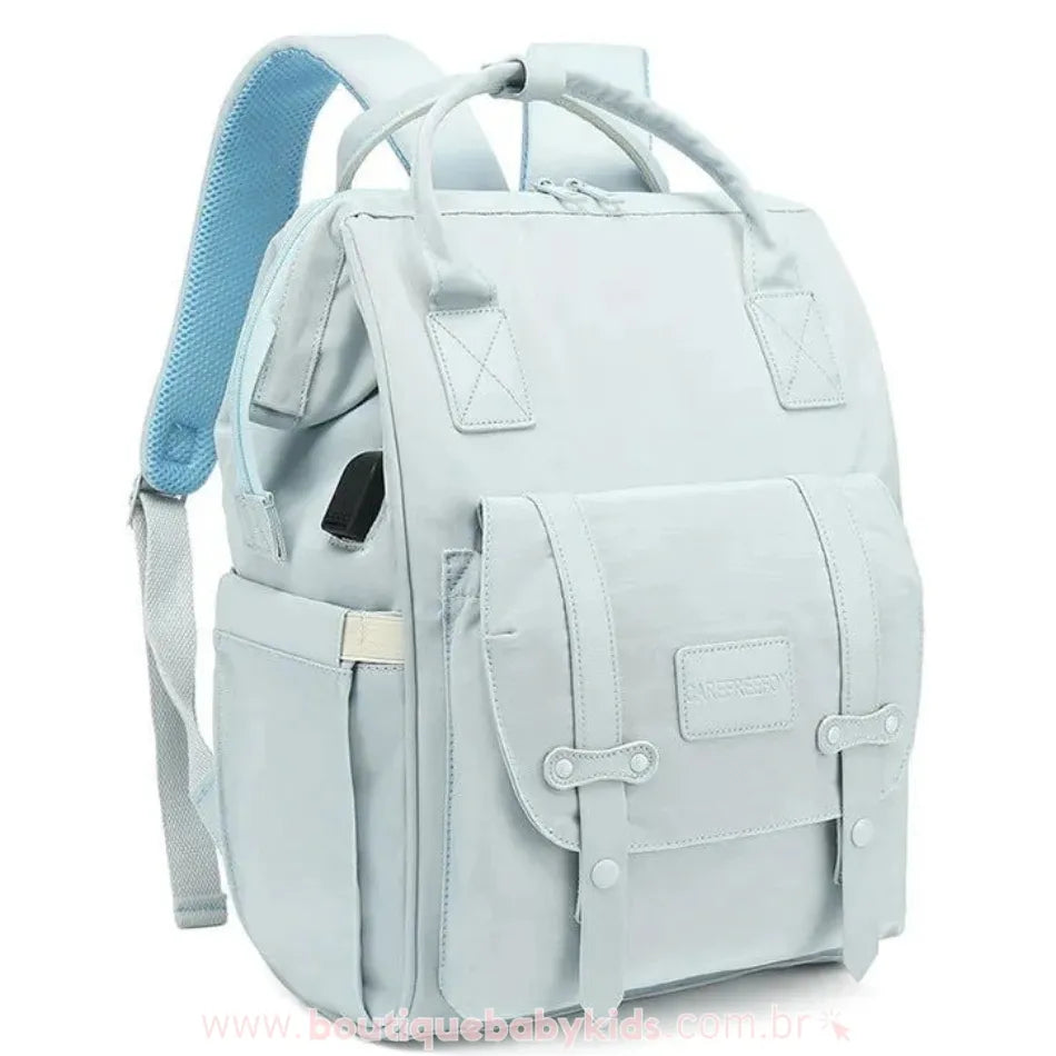 Mochila maternidade Elegance na cor azul claro, detalhe interno acolchoado e amplo espaço para armazenamento de fraldas, mamadeiras e acessórios.