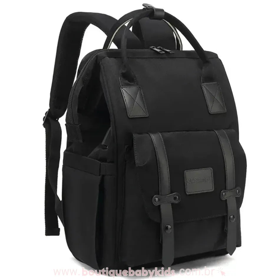 Mochila maternidade Elegance na cor preta, modelo elegante e funcional, com fechamento por zíper duplo, bolsos espaçosos e alças reforçadas.