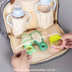 Compartimento interno com organizador de tela da mochila maternidade Insular Travel, ideal para armazenar brinquedos e itens pequenos.
