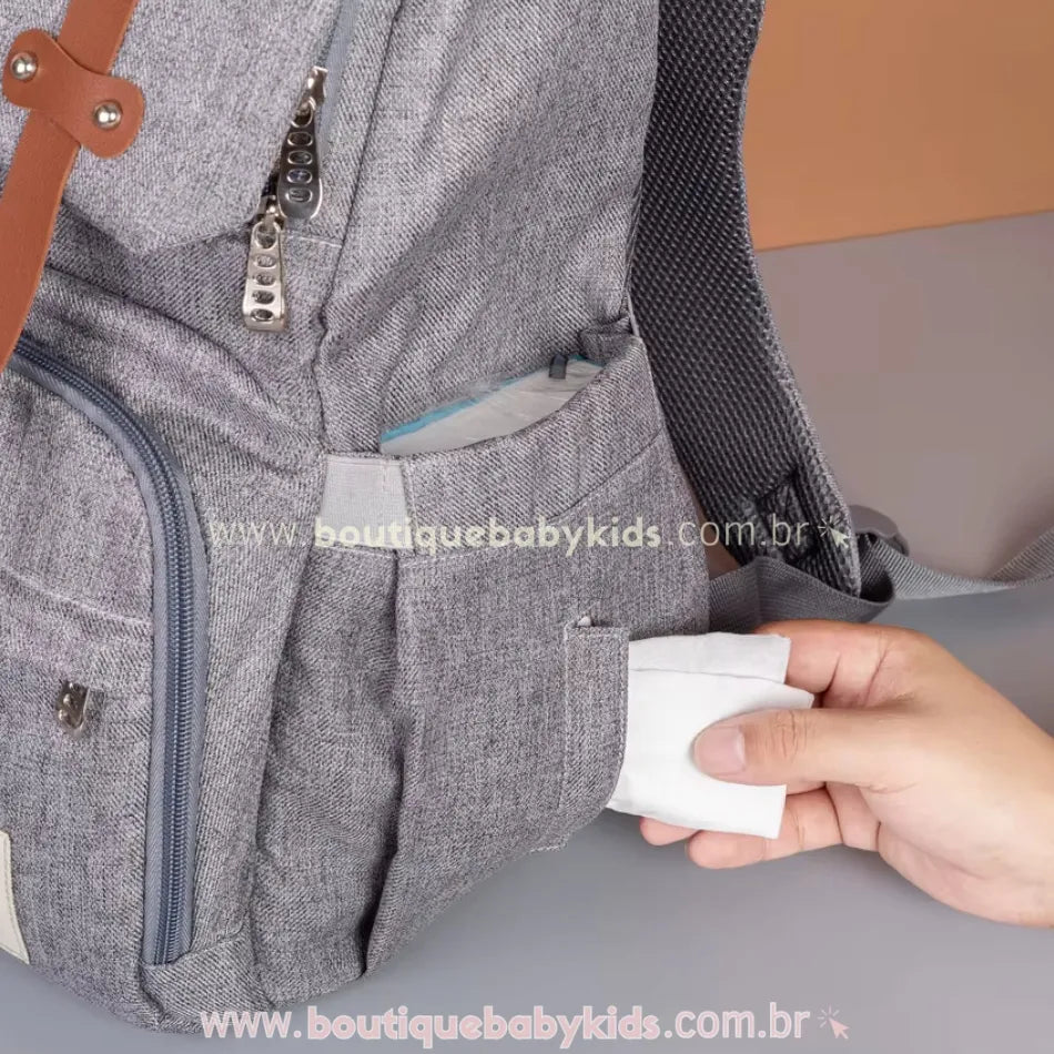 Bolso lateral da mochila maternidade Insular Travel, com acesso fácil a lenços umedecidos, facilitando a rotina dos pais.