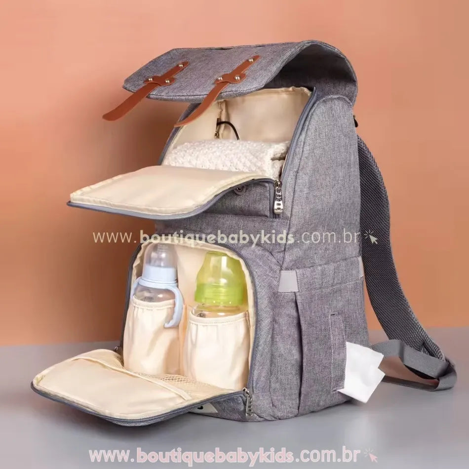 Compartimentos internos da mochila maternidade Insular Travel abertos, revelando divisórias para roupas e mamadeiras, garantindo uma organização eficiente.