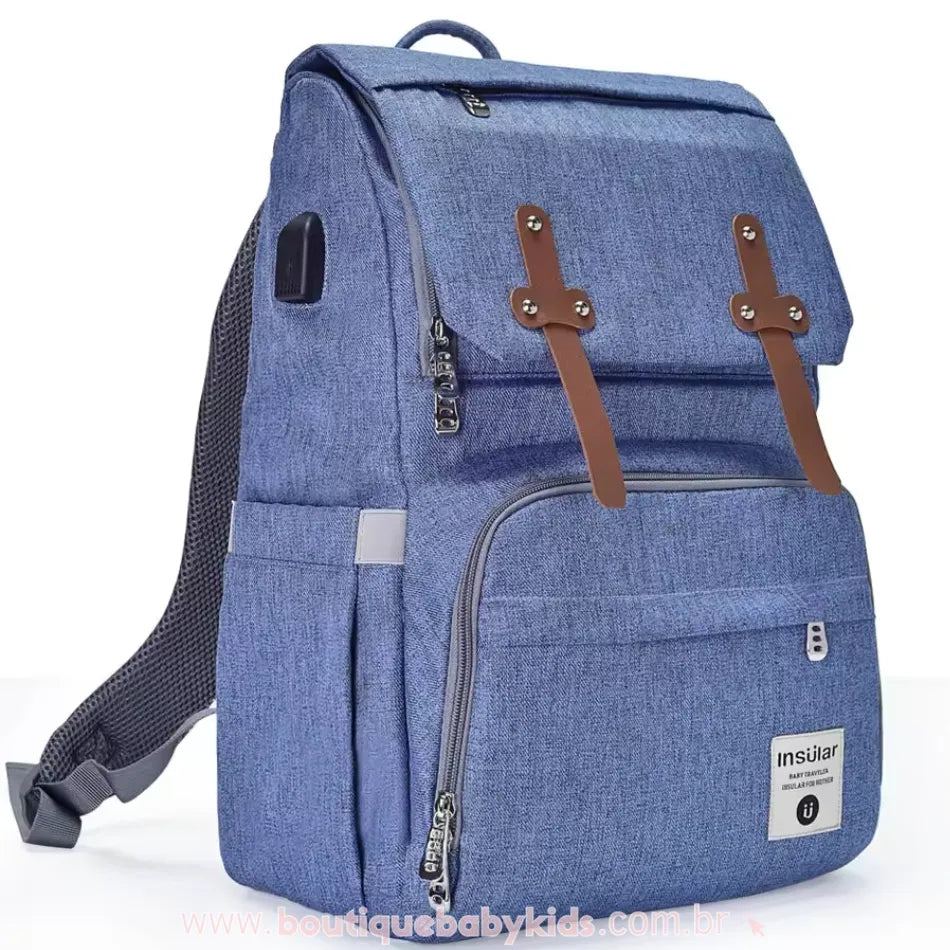 Modelo em azul da Bolsa Mochila Maternidade Insular Travel, combinando elegância e praticidade no transporte de itens do bebê.