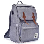 Modelo cinza claro da Bolsa Mochila Maternidade Insular Travel, evidenciando seu visual clean e detalhes de acabamento refinado.