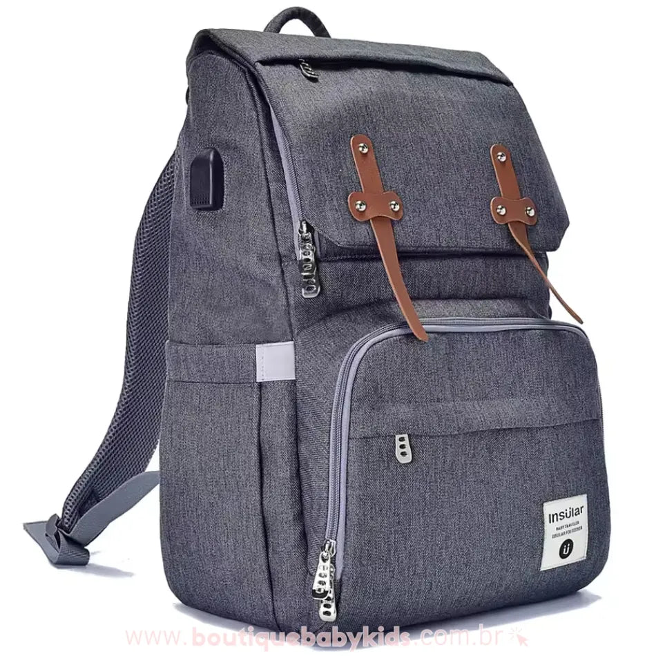 Modelo em tom cinza escuro da Bolsa Mochila Maternidade Insular Travel, destacando o design moderno e as alças ajustáveis acolchoadas para maior conforto.