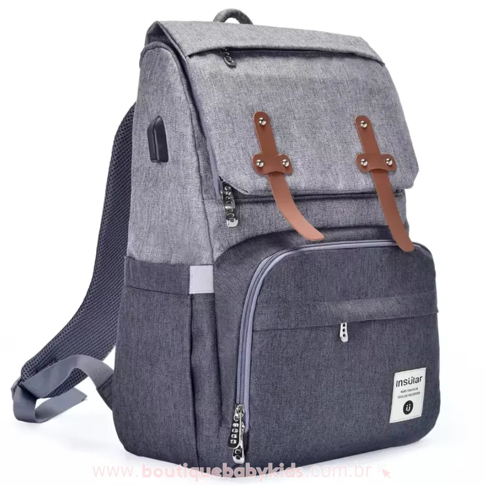 Modelo em cinza claro e cinza escuro da Bolsa Mochila Maternidade Insular Travel, combinando elegância e praticidade no transporte de itens do bebê.