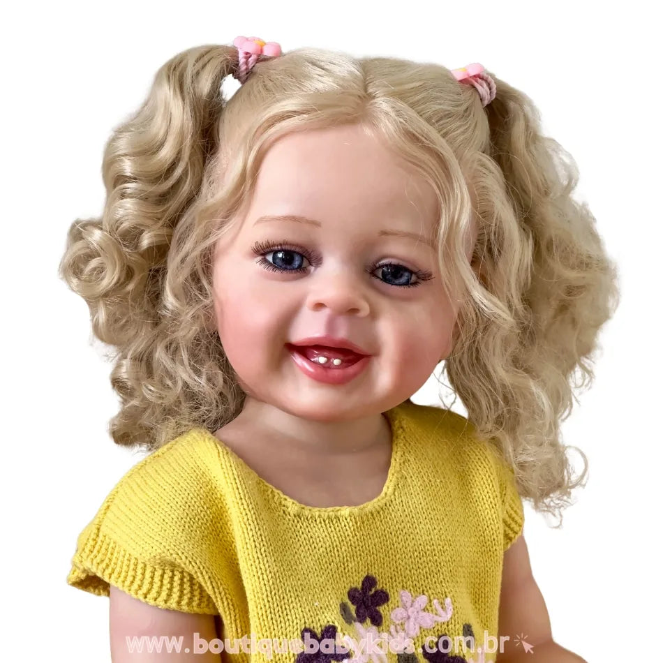 Close frontal do rosto da boneca Lara, mostrando seus olhos azuis e cabelo loiro cacheado preso com lacinhos.