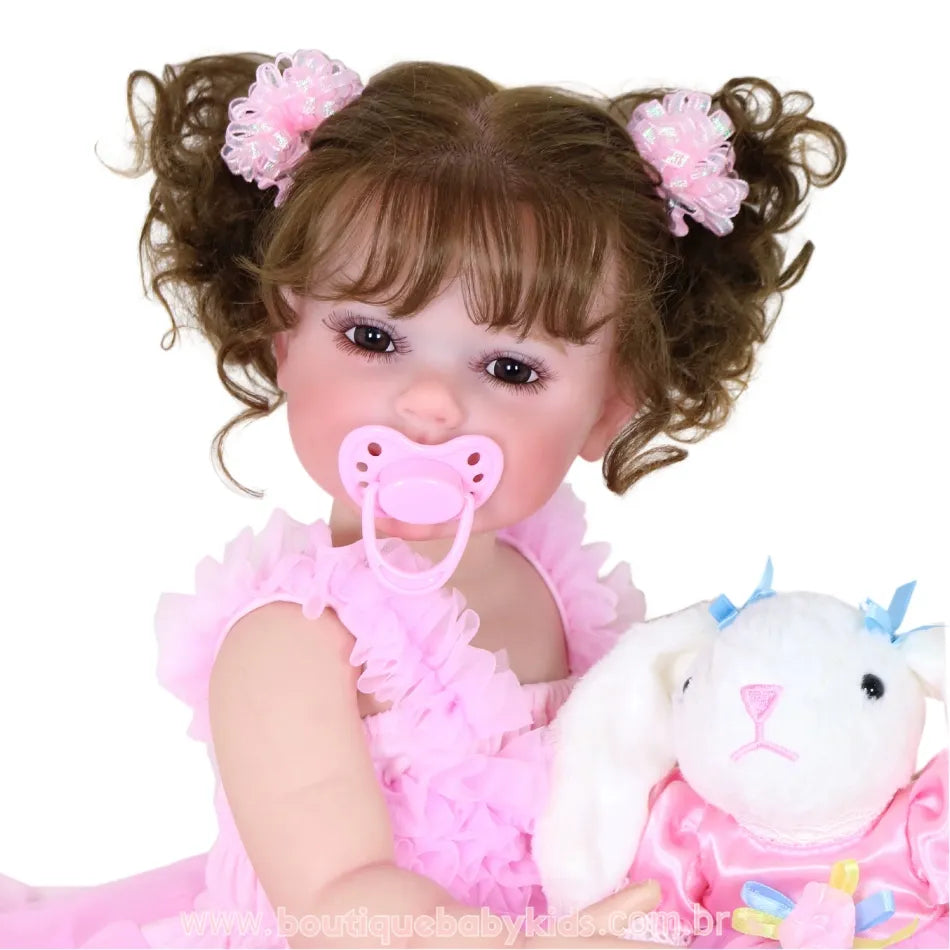 Boneca Reborn Rebecca sorrindo, com chupeta magnética rosa e segurando coelhinha de pelúcia