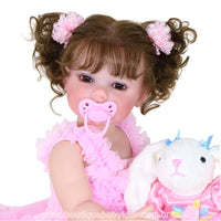 Boneca Reborn Rebecca sorrindo, com chupeta magnética rosa e segurando coelhinha de pelúcia