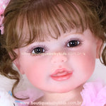 Close no rosto da Boneca Rebecca com olhos castanhos escuros, cílios longos e expressão sorridente