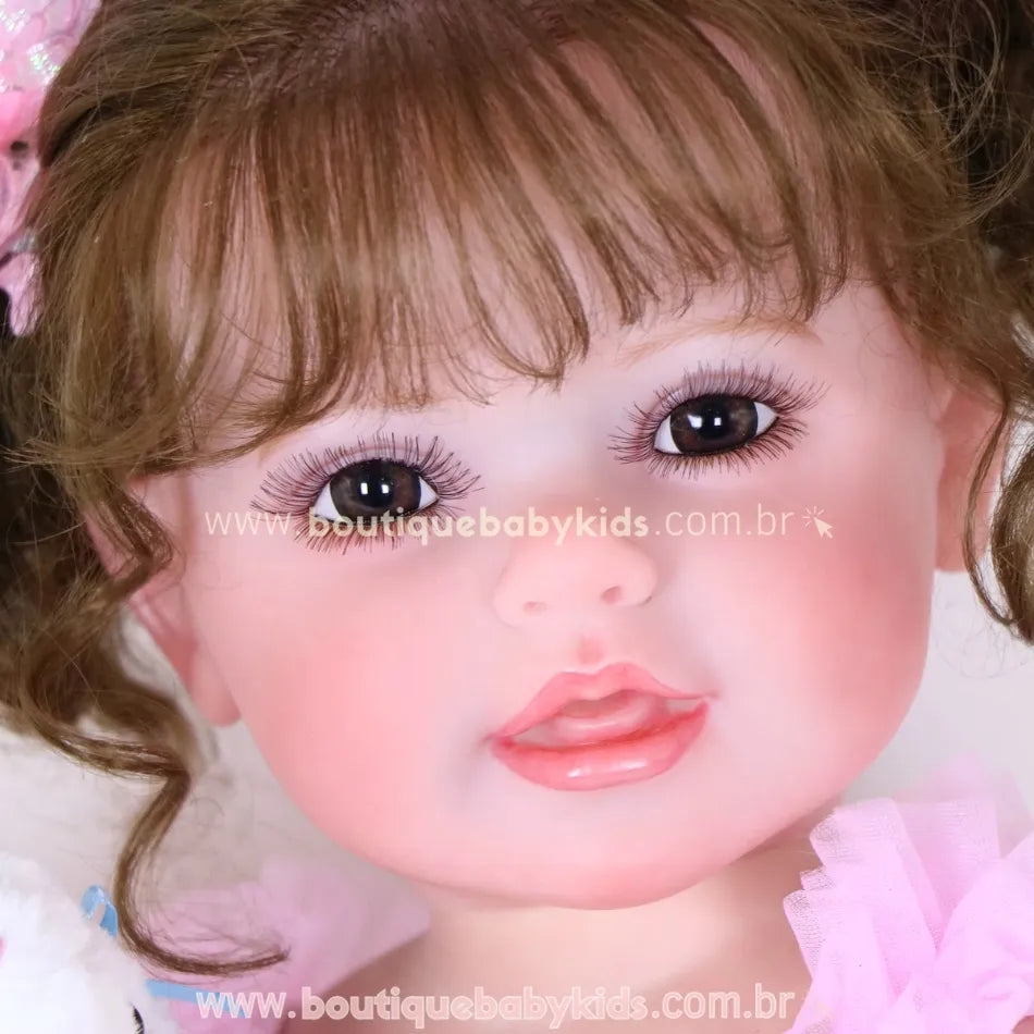 Close no rosto da Boneca Rebecca com olhos castanhos escuros, cílios longos e expressão sorridente