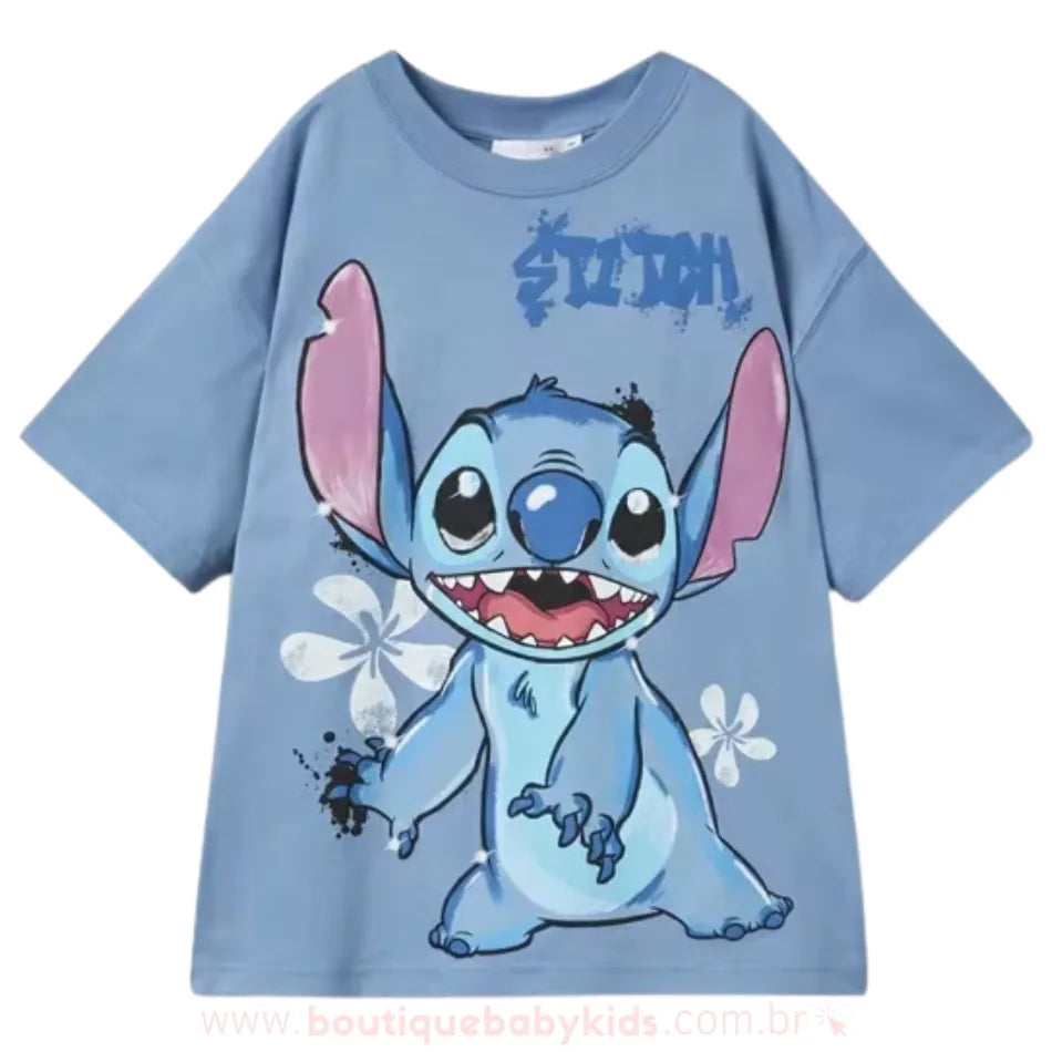 Camiseta infantil azul com estampa do personagem Stitch sorrindo, ao lado de flores brancas, sobre fundo branco. - Boutique Baby Kids