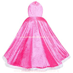 Vista traseira da capa rosa, exibindo sua modelagem ampla e alongada, com acabamento luxuoso e detalhes encantadores para um look mágico e cheio de personalidade. 