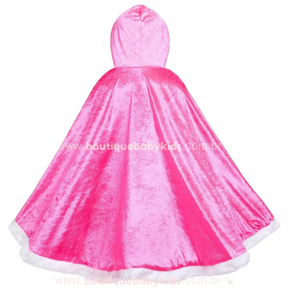 Vista traseira da capa rosa, exibindo sua modelagem ampla e alongada, com acabamento luxuoso e detalhes encantadores para um look mágico e cheio de personalidade. 