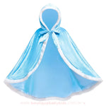 Capa azul infantil aberta, com laço na gola e acabamento felpudo, realçando o design inspirado no universo das princesas. 