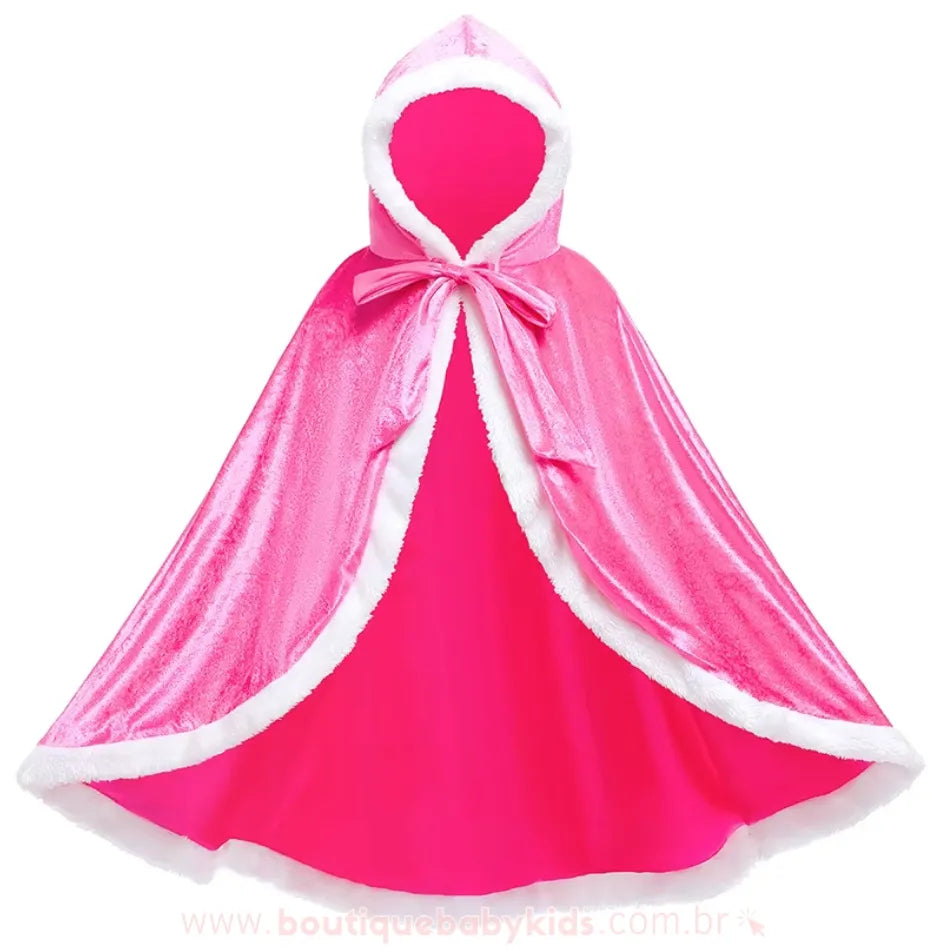 Capa rosa temática com capuz e laço frontal, destacando o brilho do tecido e o acabamento felpudo branco ao longo das bordas, ideal para complementar looks temáticos infantis. 