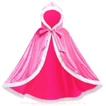 Capa rosa temática com capuz e laço frontal, destacando o brilho do tecido e o acabamento felpudo branco ao longo das bordas, ideal para complementar looks temáticos infantis. 