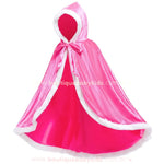 Capa rosa vista lateralmente, mostrando o caimento fluido e o acabamento refinado do tecido aveludado, perfeito para compor fantasias de princesas em ocasiões especiais. 