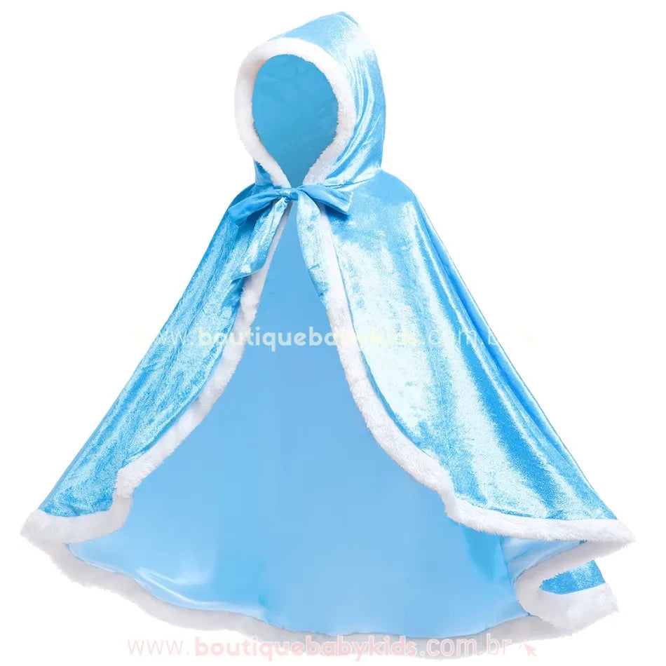 Vista lateral da capa infantil temática, destacando o capuz estruturado e o caimento elegante do tecido brilhante. 