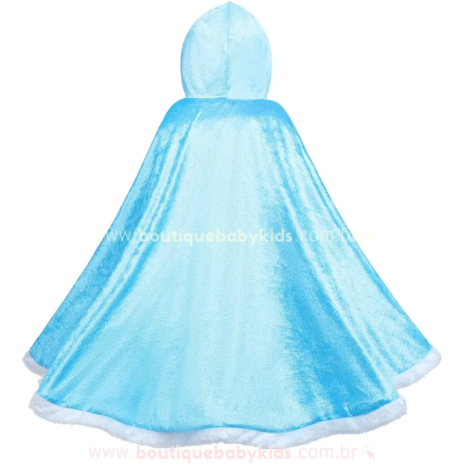 Parte traseira da capa infantil, mostrando a extensão do tecido aveludado azul e o acabamento nas bordas. 