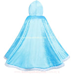 Parte traseira da capa infantil, mostrando a extensão do tecido aveludado azul e o acabamento nas bordas. 