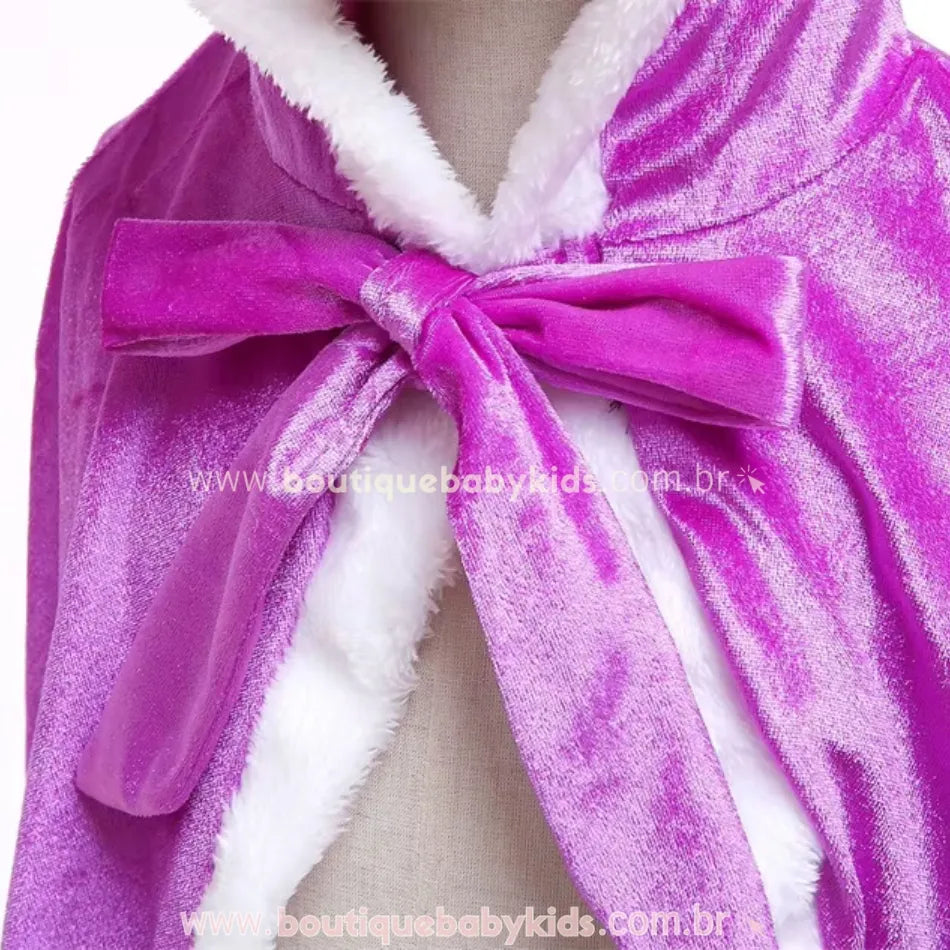 Detalhe do laço frontal da capa roxa infantil, adicionando charme ao design. 