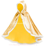 Vista lateral da capa infantil dourada, com capuz forrado e acabamento em pelúcia branca, proporcionando um visual encantador. 