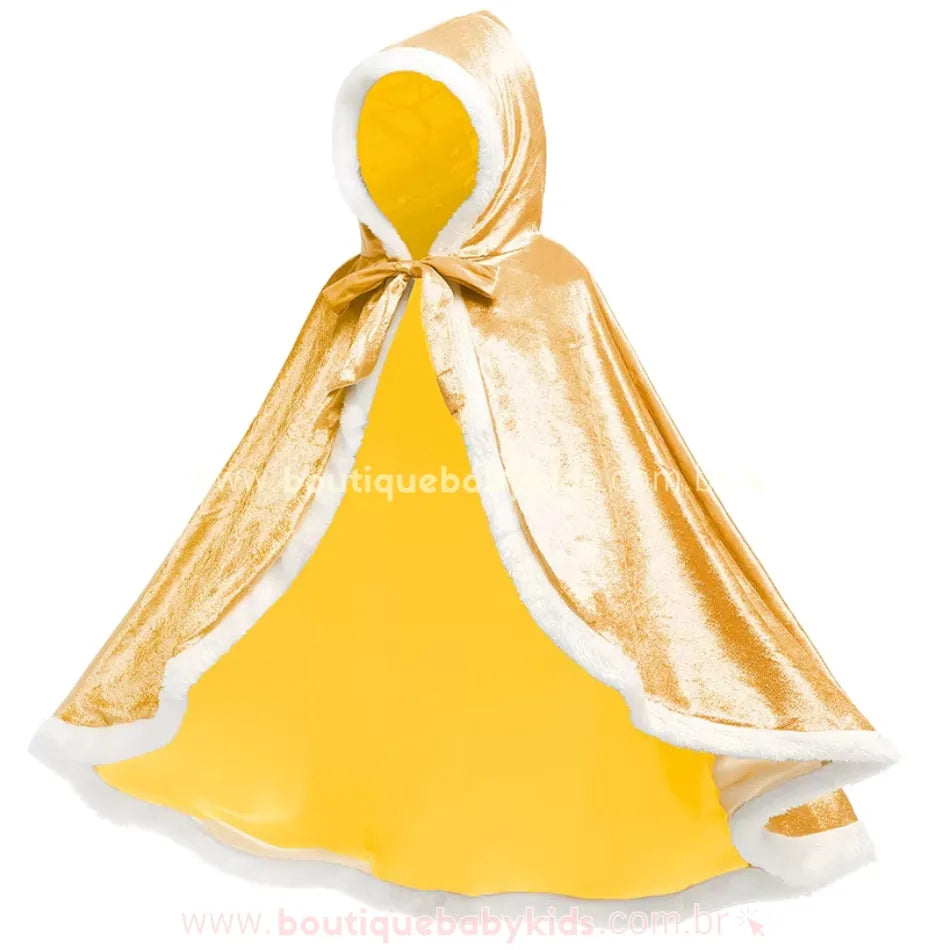 Vista lateral da capa infantil dourada, com capuz forrado e acabamento em pelúcia branca, proporcionando um visual encantador. 
