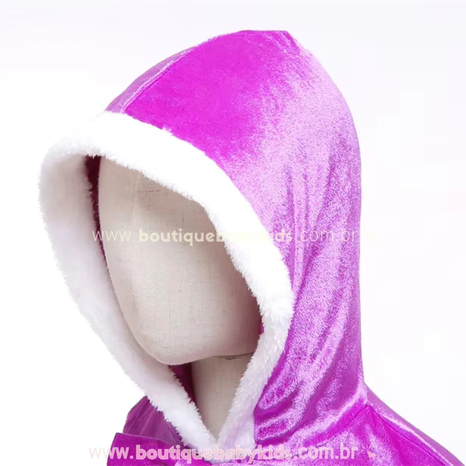 Capuz da capa roxa infantil, com forro macio e acabamento elegante. 