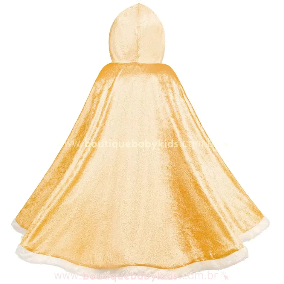 Parte traseira da capa infantil dourada, com tecido aveludado e caimento fluído, ideal para compor fantasias de princesa. 