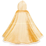 Parte traseira da capa infantil dourada, com tecido aveludado e caimento fluído, ideal para compor fantasias de princesa. 
