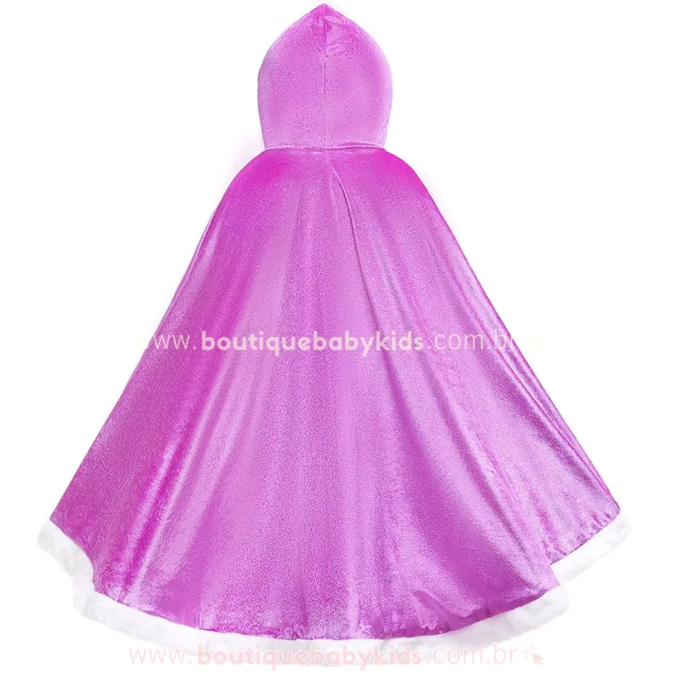 Parte traseira da capa roxa infantil, exibindo o caimento e o tecido fluido. 