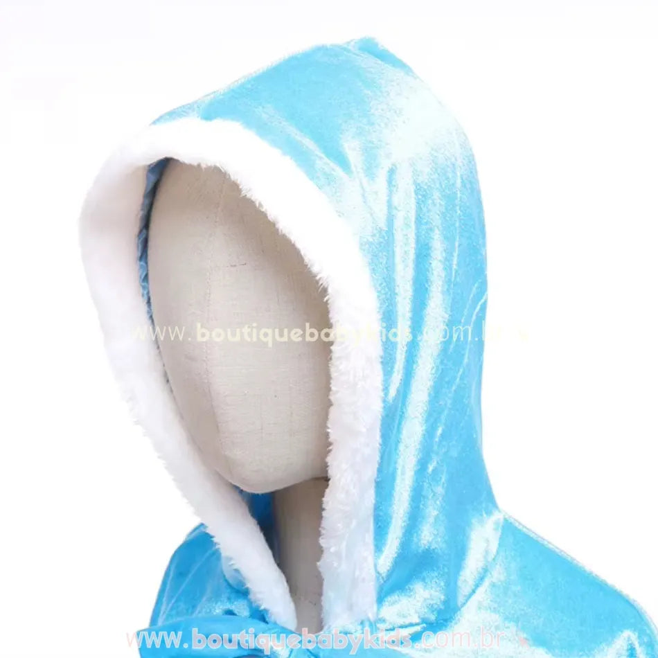 Capuz da capa infantil azul com forro interno e acabamento macio, ideal para complementar fantasias de princesas. 