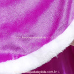 Close do tecido brilhante da capa roxa infantil, evidenciando o toque macio e sofisticado. 