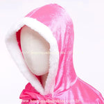 Capuz da capa rosa com acabamento felpudo branco, destacando o brilho do tecido aveludado e a delicadeza do acessório temático inspirado no mundo das princesas. 