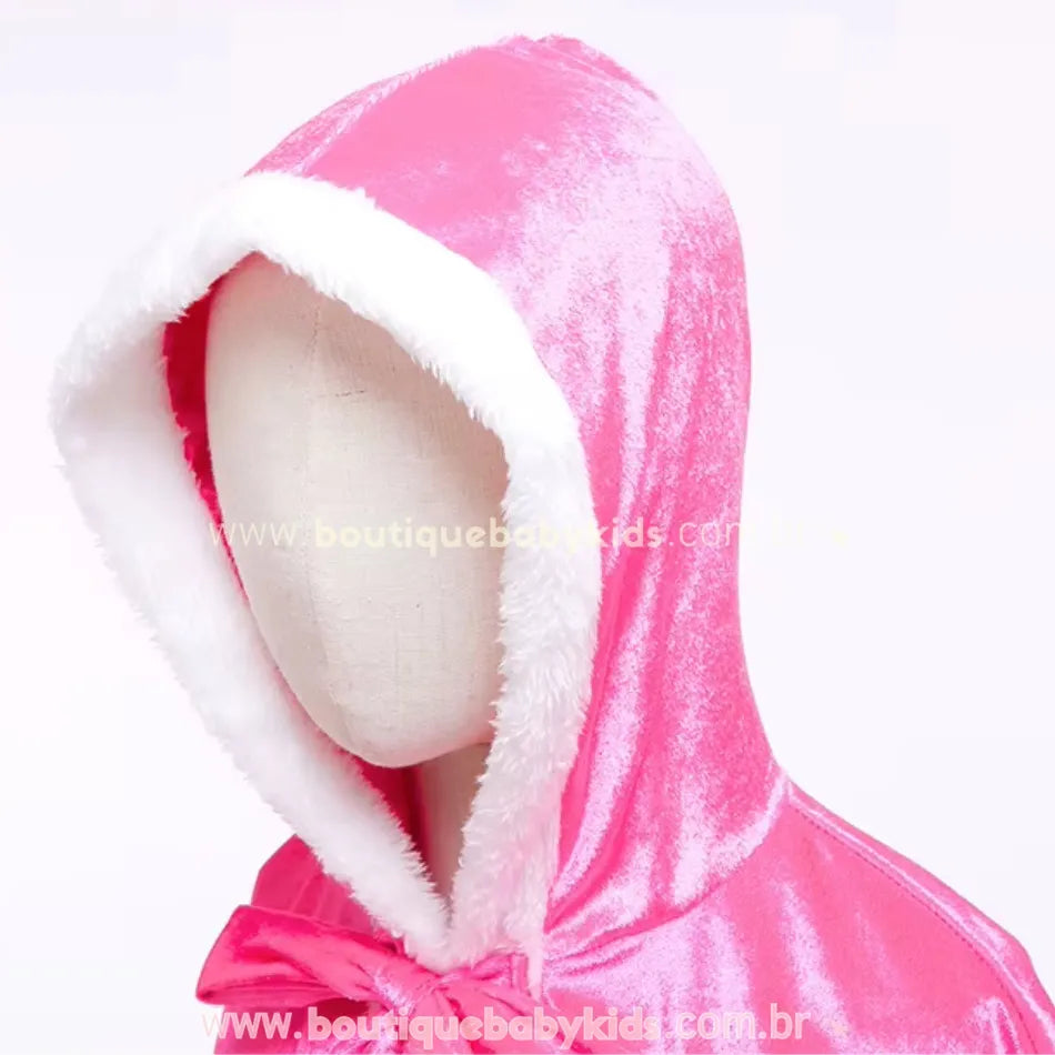 Capuz da capa rosa com acabamento felpudo branco, destacando o brilho do tecido aveludado e a delicadeza do acessório temático inspirado no mundo das princesas. 