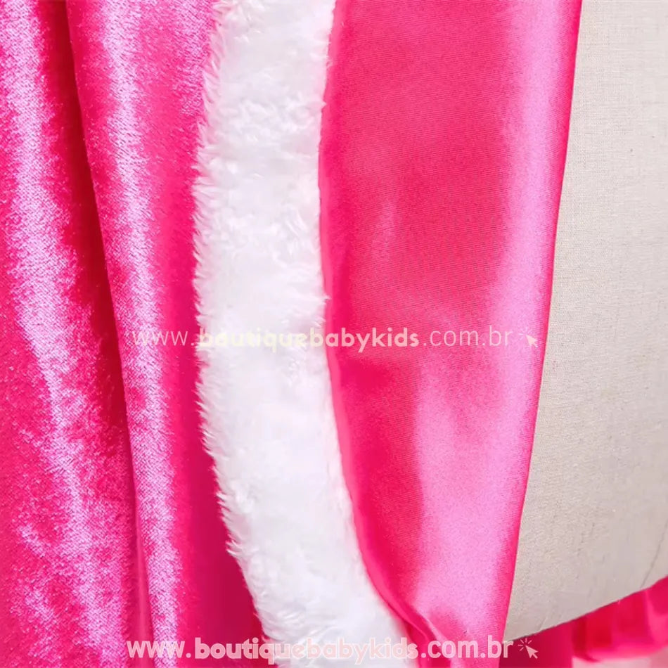 Close-up do detalhe lateral da capa rosa, mostrando a textura suave e brilhante do tecido e a delicadeza do forro interno, proporcionando um acabamento refinado e confortável. 