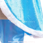 Detalhe do acabamento aveludado azul da Capa Infantil Temática Magia das Princesas, com borda felpuda branca para um toque sofisticado. 