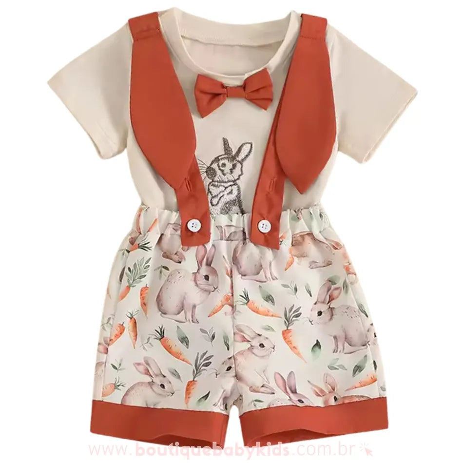 Conjunto infantil de Páscoa com camiseta de algodão e short com estampa de coelhos. Suspensório removível em formato de orelhinha para um look temático e encantador.
